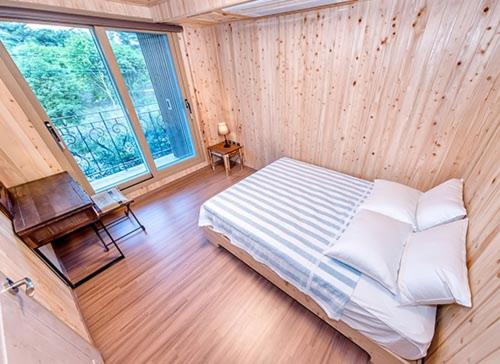 Dongbackdongsan Pension Dongbackdongsan Pension is conveniently located in the popular Jocheon area. Both business travelers and tourists can enjoy the propertys facilities and services. Service-minded staff will welcome an