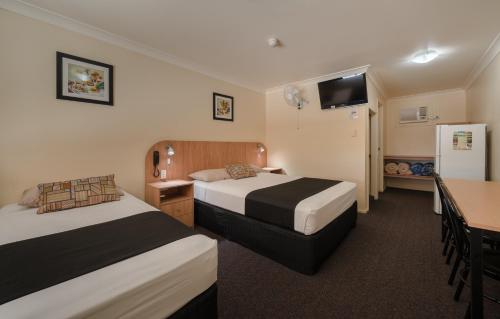 1 queen bed, 1 twin bed