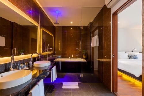 room detail thumbnail 2