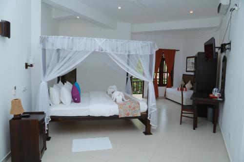 1 king bed, 1 twin bed