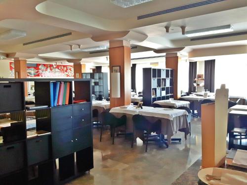 ห้องอาหาร, Hotel Alcide in กลางเมืองปอจจิบอนซี