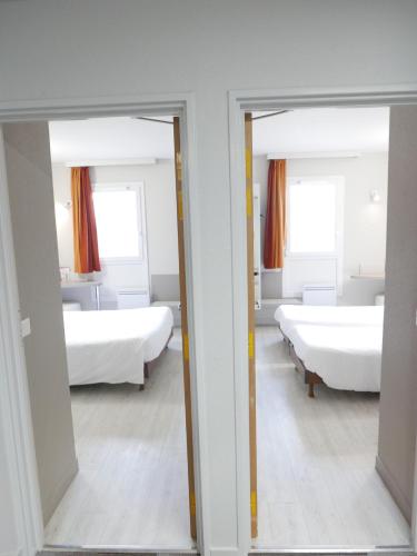 1 double bed, 2 twin beds