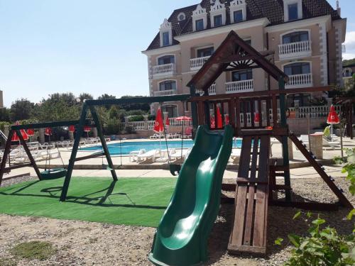 놀이터, Hotel Black Sea - Breakfast, Pool & Free Parking in 옵져