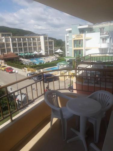 Балкон, Hotel Black Sea - Breakfast, Pool & Free Parking in Обзор