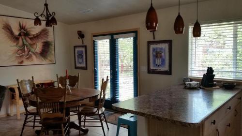 Grizzly Roadhouse Bed and Breakfast in Cortez, USA