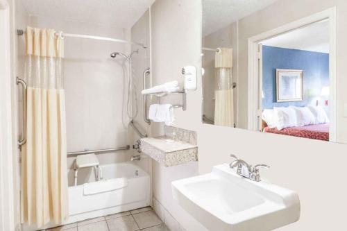 King Room with Bath Tub - Mobility Accessible/Smoking