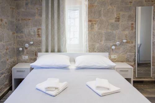 Elegant Residence Rooms & Apartments 4