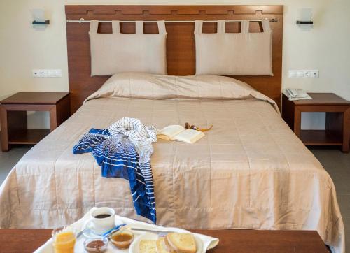1 queen bed, 2 sofa beds