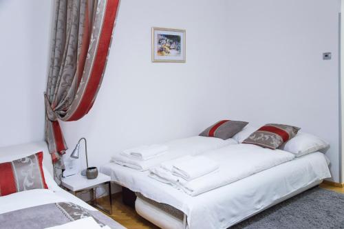 Modern Apartment Všehrdova - image 11