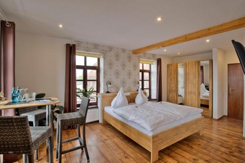 Hotel Packhaus 5.2km von Waddewarden entfernt