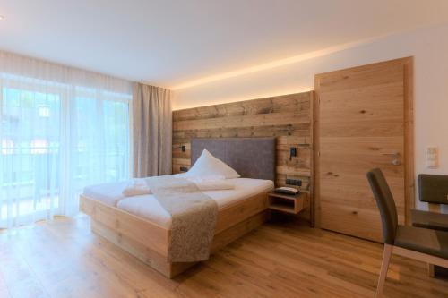 1 queen bed, 1 sofa bed