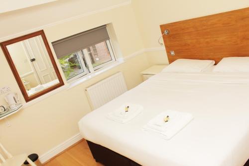 Gidea Park Hotel - main image