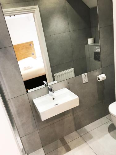 Gidea Park Hotel - image 14