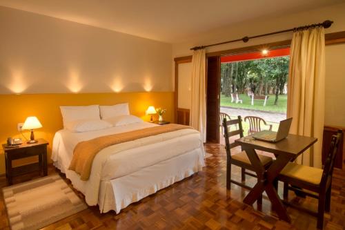 1 double bed, 2 twin beds