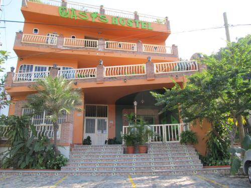 Vista exterior, Oasis Hostel in Puerto Vallarta
