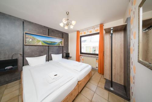 1 king bed, 1 sofa bed