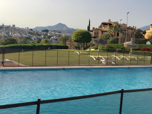 สระว่ายน้ำ, Estudio a 10 minutos del Puerto Banus in อตายาลา อิสดาเบ