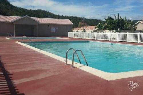 Peldbaseins, Caymanas Estate beautiful 2 bedroom in Caymanas