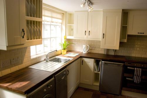 Slieve Donard Cottage Widows Row cottages in Newcastle