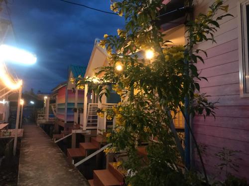 A szálláshely kívülről, Se'sun Amphawa in Amphawa