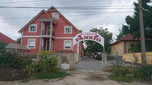 Flamingo Panzio in เซเกสเฟแฮร์วาร์