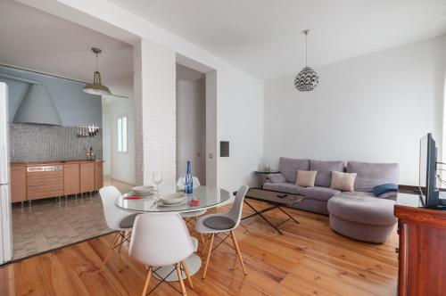 

Golden Triangle of Art