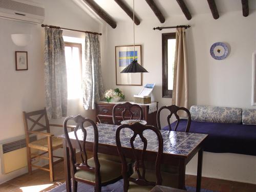 2 bedrooms, 4 beds