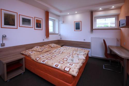 2 bedrooms, 3 beds