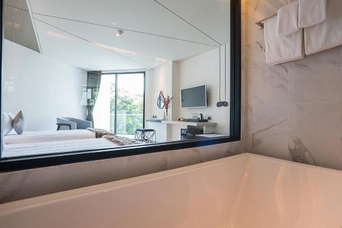 room detail thumbnail 2