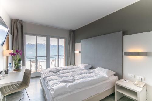 Twin Room with Lake View and Balcony