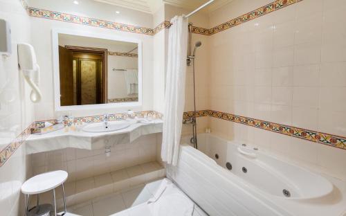 El Mouradi Tozeur El Mouradi Tozeur is perfectly located for both business and leisure guests in Tozeur. Offering a variety of facilities and services, the property provides all you need for a good nights sleep. Servi