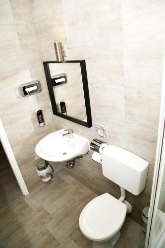 Main Hotel Frankfurt City Room Type - Twin Room with Shared Bathroom