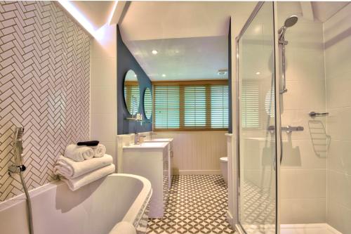 The Orchid Hotel - image 4