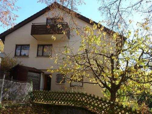 B&B Calw - Villa Goncalves, Komplette Wohnung mit Parkplatz und Wallbox vor der Tür - Bed and Breakfast Calw