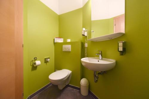 Basic Single Room image 4