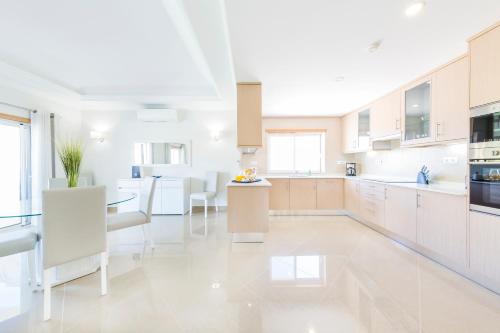 Kitchen, Lakeside Country Club - Apartamentos Turisticos in Qinta do Lago