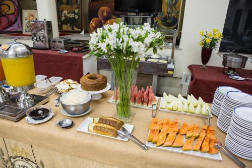 อาหารและเครื่องดื่ม, Kafe Hotel in กวาราตินกิวต้า