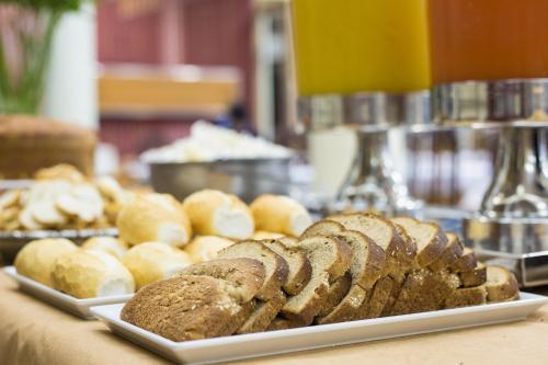 อาหารและเครื่องดื่ม, Kafe Hotel in กวาราตินกิวต้า