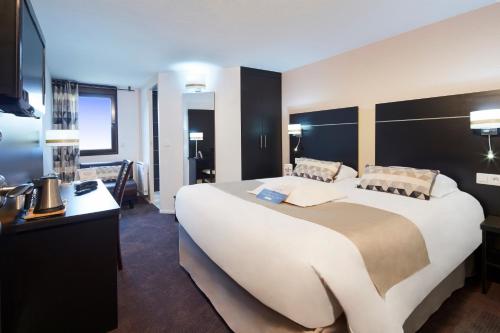 1 double bed, 1 twin bed