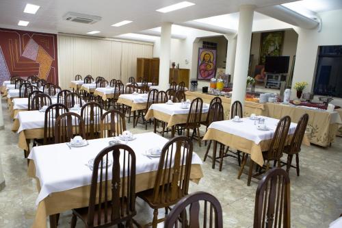 อาหารและเครื่องดื่ม, Kafe Hotel in กวาราตินกิวต้า