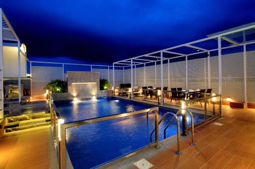 Swimming pool, Comfort Inn Insys near JP Park