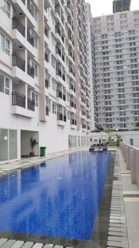 a large building with a pool of water in front of it, WJY Apartment Margonda Residence 5 in Depok
