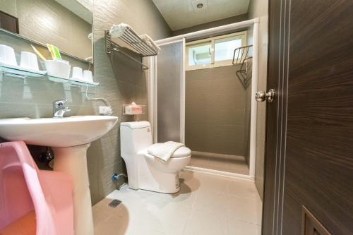 Budget Double Room image 10