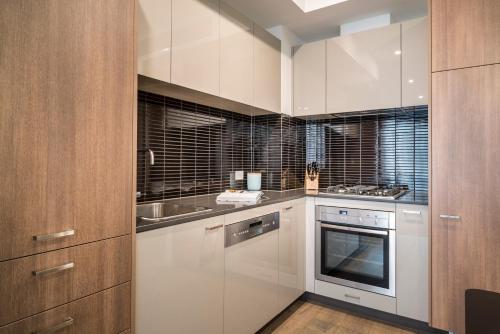 Kitchen, Caroline Serviced Apartments Sandringham in South East