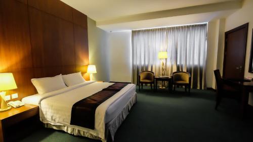Standard Double or Twin Room image 8