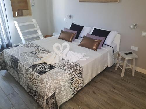 Deluxe Double Room with Balcony and Sea View image 3