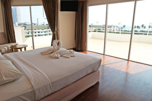 room detail thumbnail 2