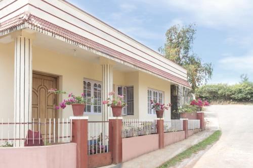 

3 BHK near Raja's Tomb, by GuestHouser