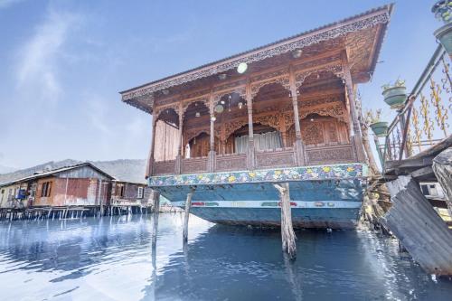 

Houseboat stay for 3 on Dal Lake, by GuestHouser