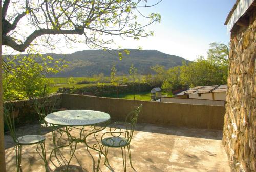 Skats, gîte de la garde (gite de la garde) in Prevencheres ciems
